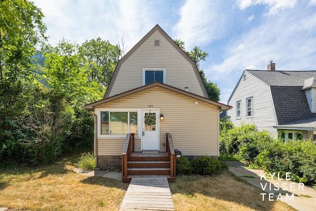 135 Houseman Ave NE, Grand Rapids, MI 49503 - view of front of house featuring a gambrel roof and a front yard