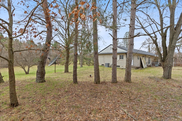 2975 Hadden Rd, Rochester, MI 48306 - view of yard with central AC