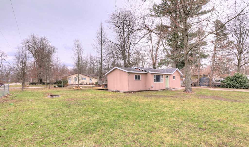 1062 S Woodland St, Muskegon, MI 49442 - view of yard with fence