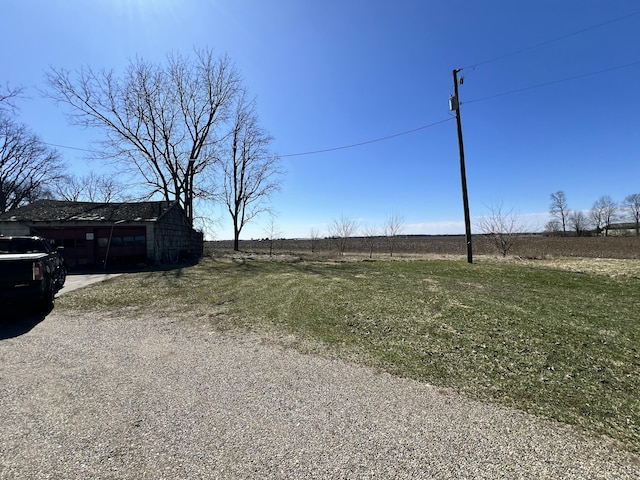 view of yard with driveway