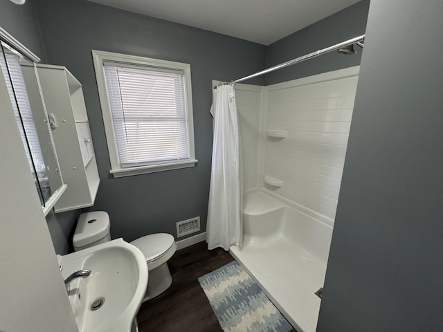 617 Cherry Ave, Big Rapids, MI 49307 - bathroom featuring a shower with curtain, visible vents, toilet, and a sink
