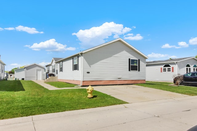 1827 Magnolia St, Newport, MI 48166 - view of side of home featuring a yard