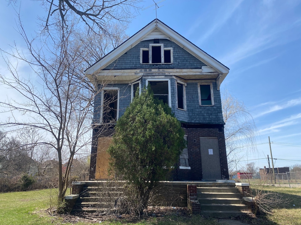 view of front of house featuring a front lawn