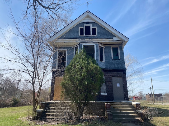 view of front of house featuring a front lawn