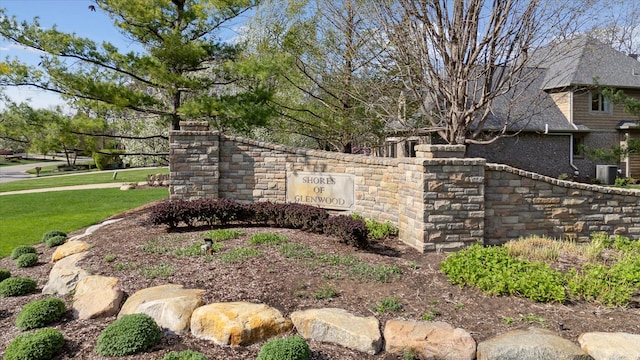 community sign featuring a yard