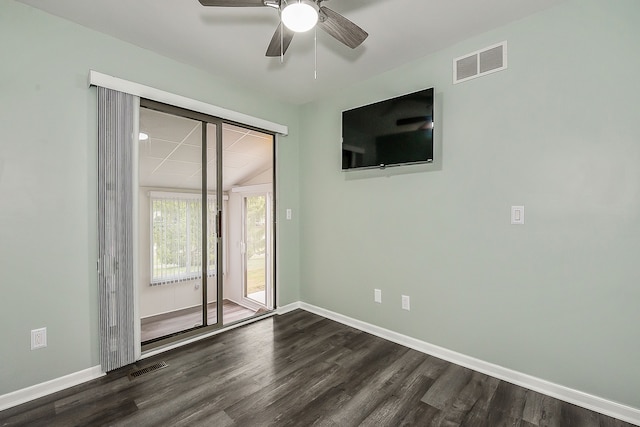 unfurnished room featuring dark wood-style flooring, visible vents, ceiling fan, and baseboards