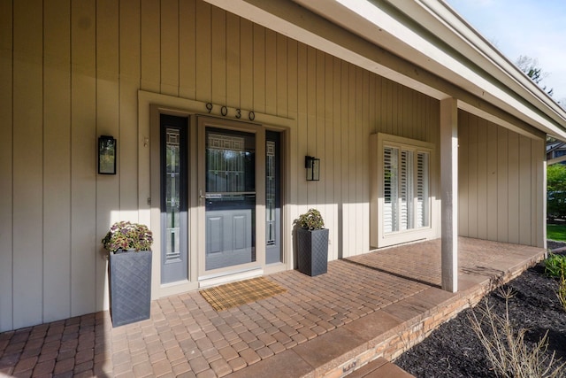 entrance to property featuring a porch