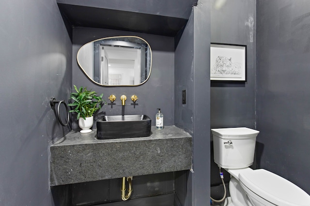 1651 Edison St, Detroit, MI 48206 - bathroom with toilet and vanity