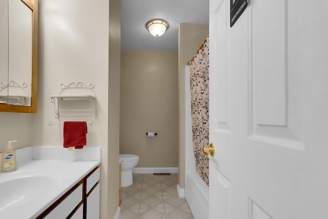full bath featuring toilet, curtained shower, vanity, and baseboards