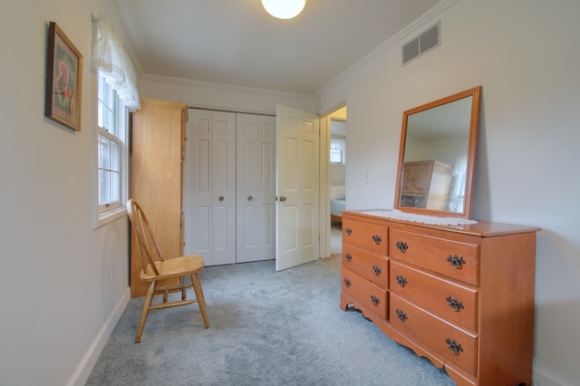 living area featuring light carpet, baseboards, ornamental molding, and visible vents
