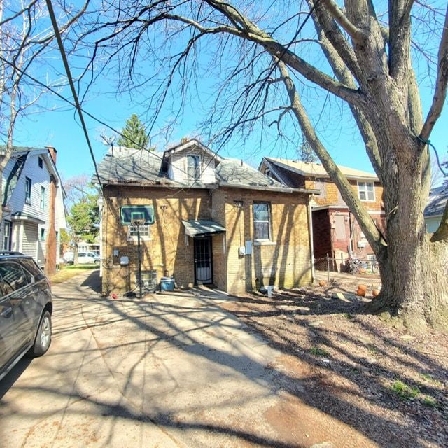 11060 Wilshire Dr, Detroit, MI 48213 - view of front of home with fence