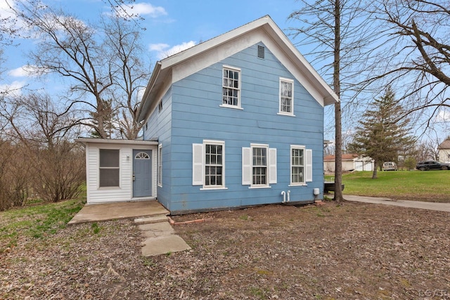 view of front facade featuring a front yard