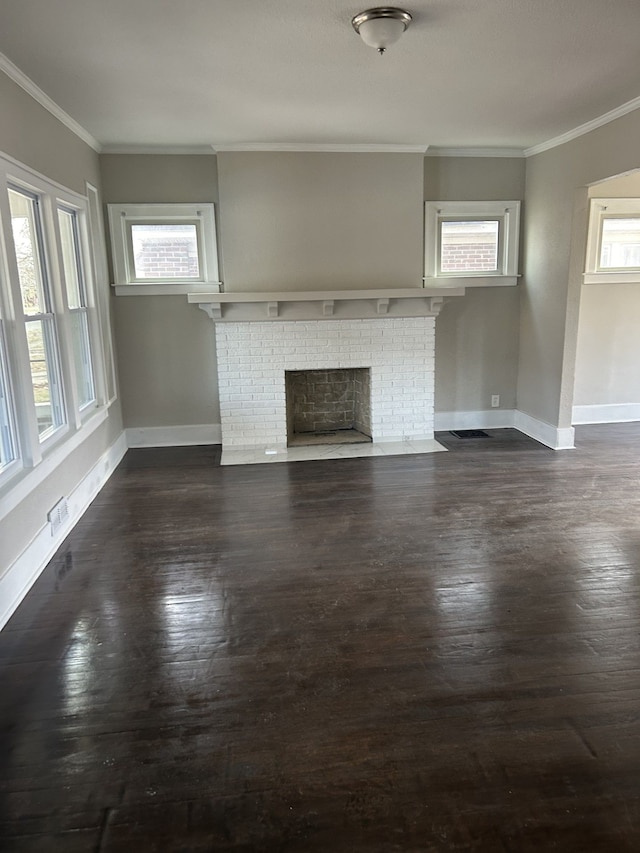 533 Lakewood St, Detroit, MI 48215 - unfurnished living room with crown molding, baseboards, and a wealth of natural light
