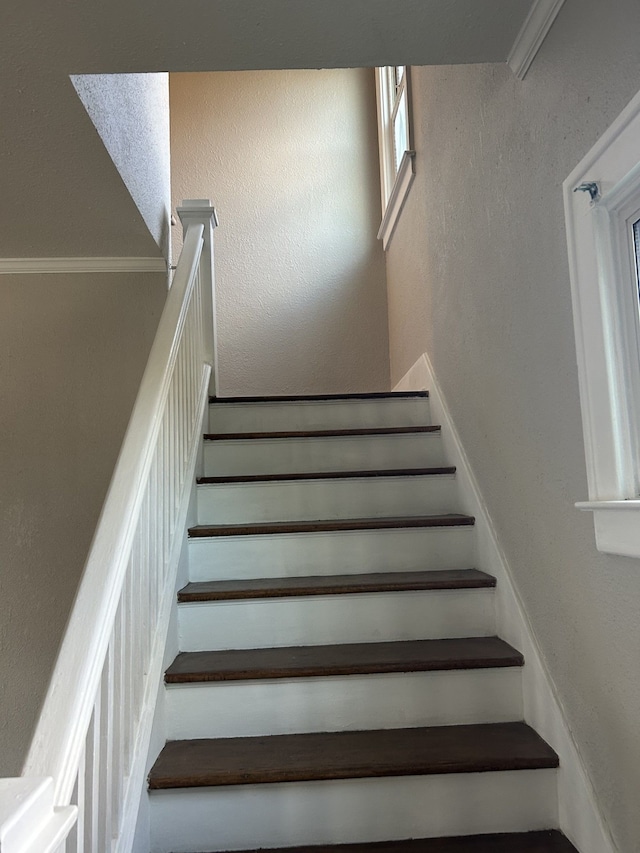 533 Lakewood St, Detroit, MI 48215 - staircase featuring a textured wall