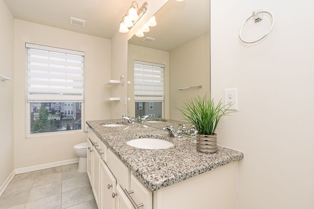 full bathroom featuring baseboards, a sink, and toilet