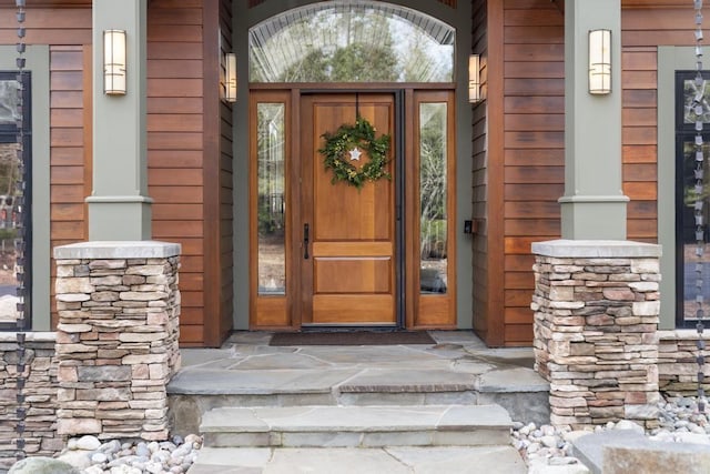 property entrance featuring a porch
