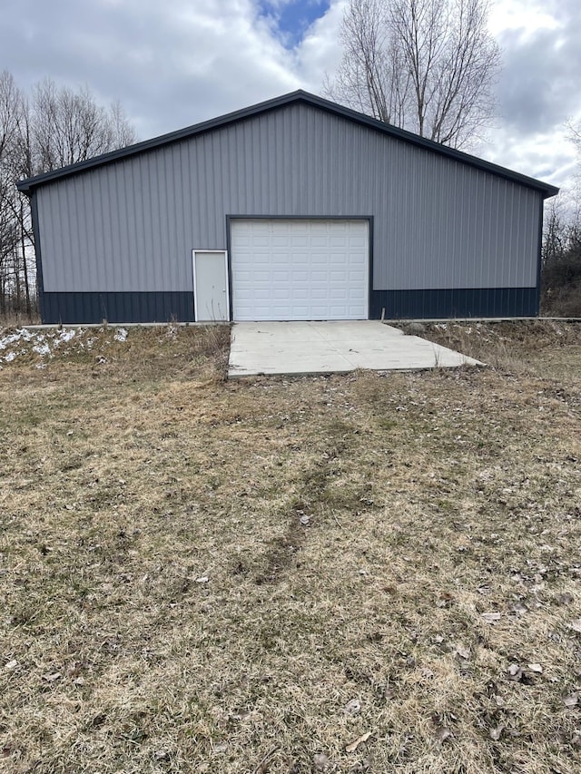 view of detached garage