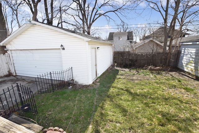 722 E 6th St, Flint, MI 48503 - detached garage featuring fence