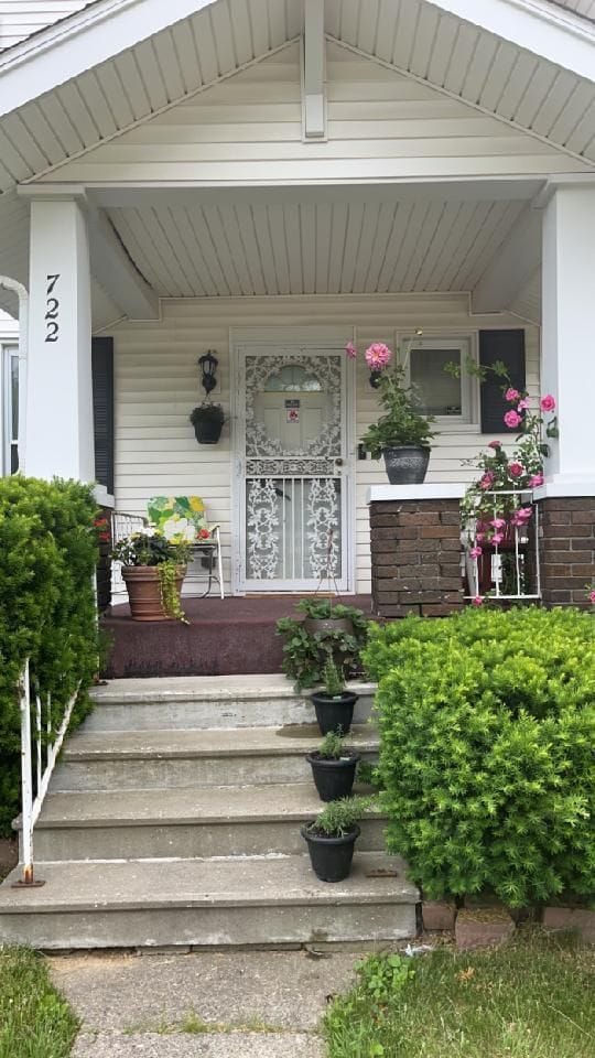 722 E 6th St, Flint, MI 48503 - doorway to property featuring a porch