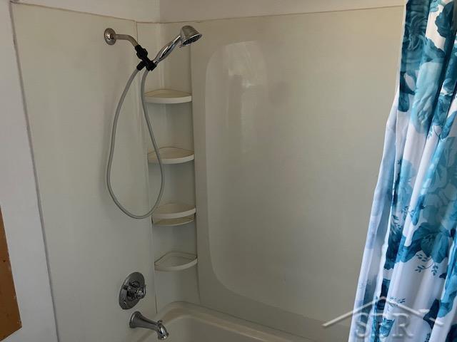 room details with shower / bath combo with shower curtain