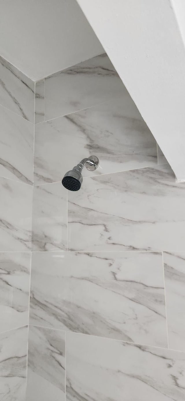 room details featuring a tile shower