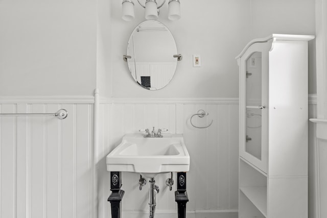 250 Alger St, Detroit, MI 48202 - bathroom with wainscoting