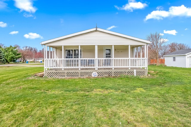 view of front of property featuring a porch and a front lawn