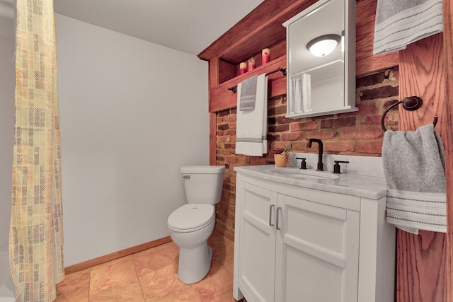 3628 Ford Ave, Jackson, MI 49203 - full bath featuring tile patterned floors, toilet, baseboards, curtained shower, and vanity