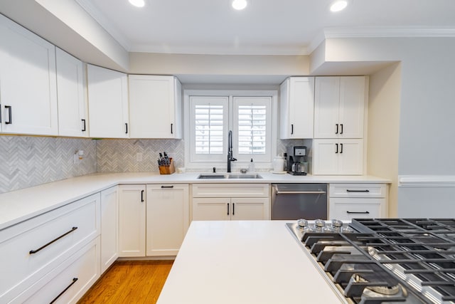 7837 Oak River Dr, Grosse Ile, MI 48138 - kitchen featuring stainless steel appliances, recessed lighting, a sink, and crown molding