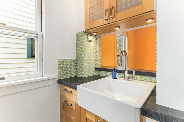 bathroom featuring decorative backsplash and vanity