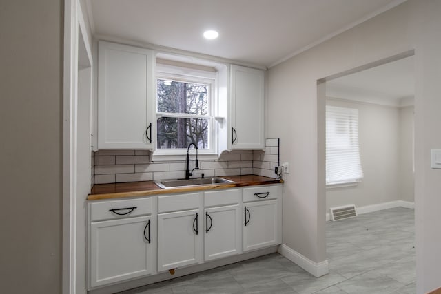 9661 Asbury Park, Detroit, MI 48227 - bar with visible vents, baseboards, a sink, recessed lighting, and backsplash