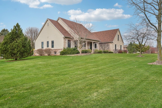 view of front of home featuring brick siding and a front lawn