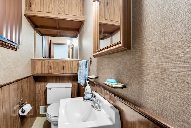 32334 Gloede Dr, Warren, MI 48088 - half bathroom featuring visible vents, a sink, toilet, a textured wall, and wainscoting