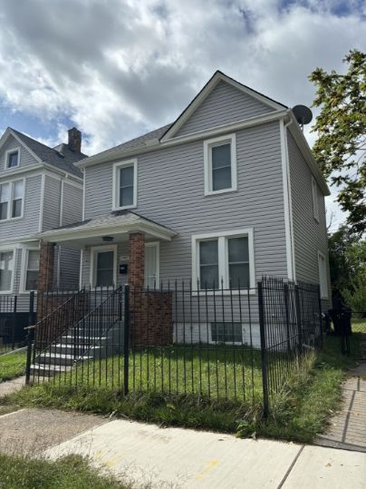 2547 Baldwin St, Detroit, MI 48214 - view of front facade with a fenced front yard