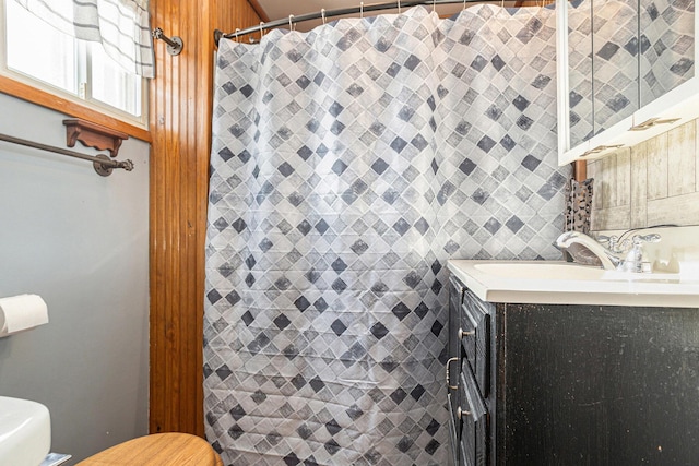 bathroom with toilet, a shower with shower curtain, vanity, and decorative backsplash