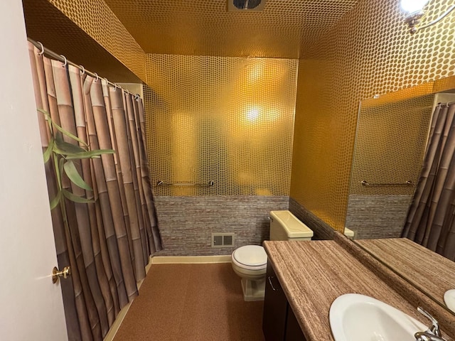 full bath featuring visible vents, a shower with shower curtain, toilet, and vanity