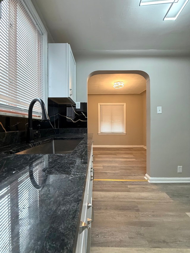 18655 Strasburg St, Detroit, MI 48205 - kitchen with tasteful backsplash, arched walkways, wood finished floors, and a sink