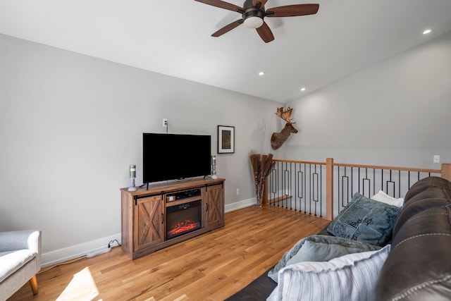 living area featuring recessed lighting, light wood finished floors, baseboards, and ceiling fan