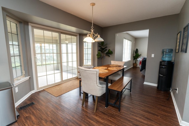 1527 Somerset Ct, Mount Pleasant, MI 48858 - dining area with a chandelier, dark wood-style flooring, baseboards, and visible vents