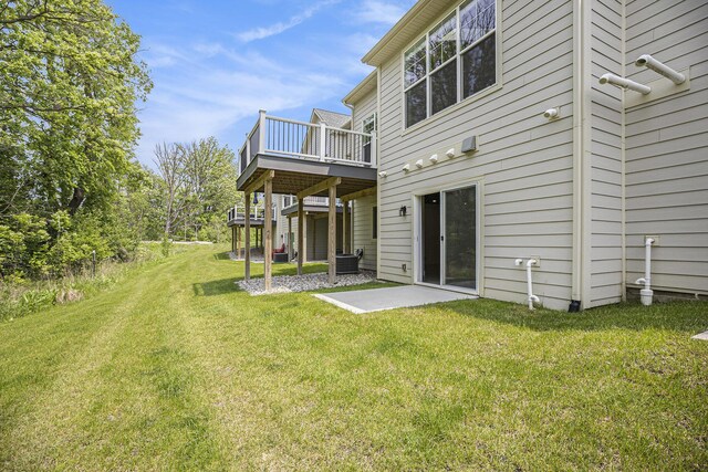 3092 N Spurway Dr, Ann Arbor, MI 48105 - view of grassy yard featuring a deck