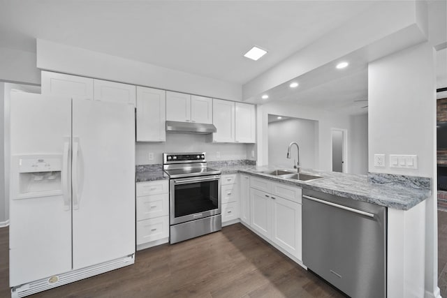 kitchen featuring white cabinets, a sink, recessed lighting, under cabinet range hood, and appliances with stainless steel finishes