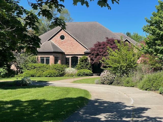 5002 Quincy Ct, Saline, MI 48176 - view of front facade featuring a front yard and roof with shingles