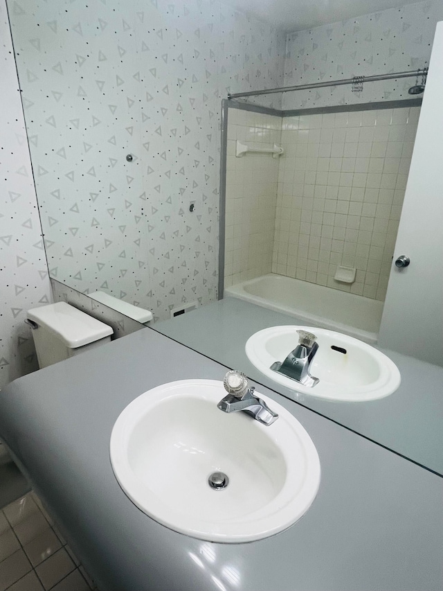 7355 Sherwood Crk, West Bloomfield, MI 48322 - full bath featuring wallpapered walls, vanity, and shower / bathtub combination