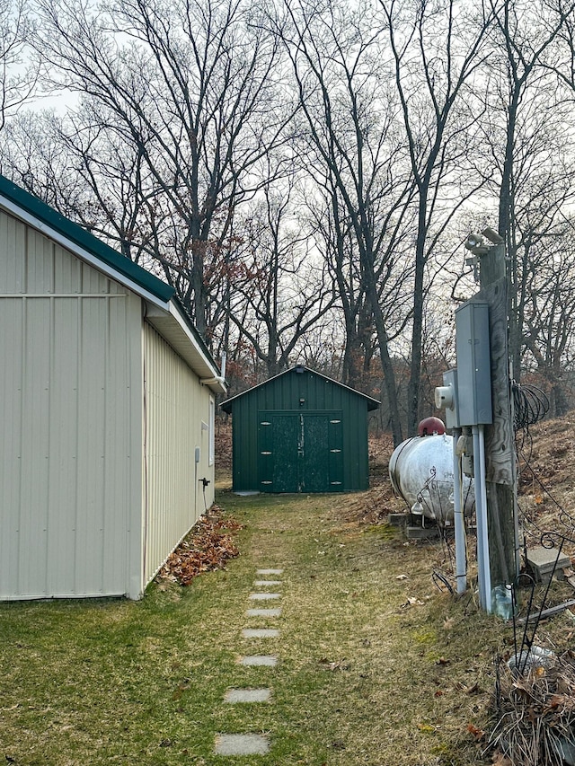 view of yard featuring a shed and an outdoor structure
