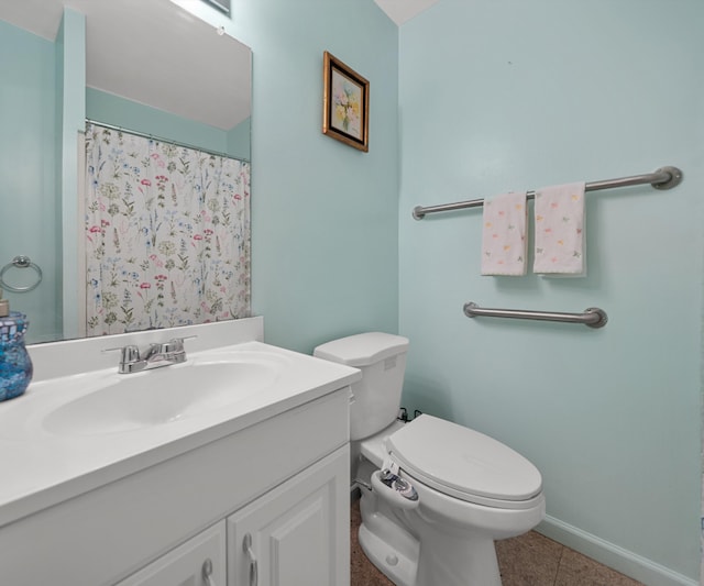 bathroom featuring baseboards, a shower with shower curtain, toilet, vanity, and tile patterned floors