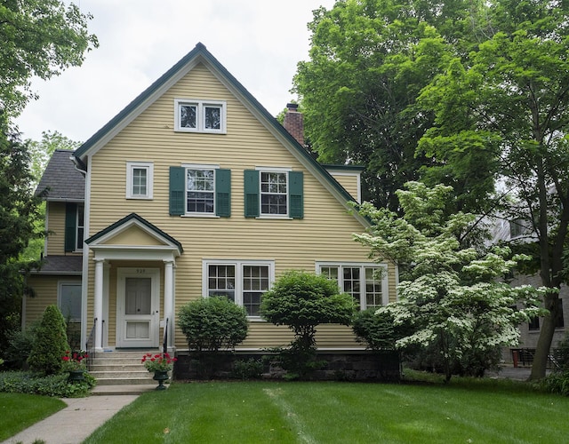 view of front facade with a front lawn