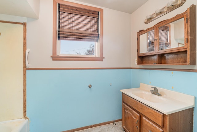 921 S Jackson St, Bay City, MI 48708 - full bath featuring vanity and baseboards