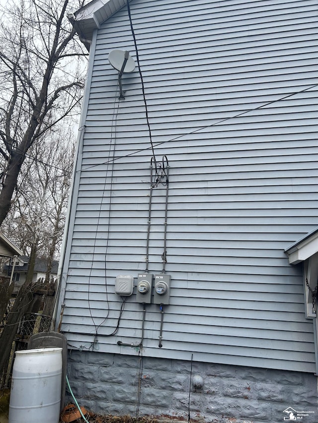 455 Kitchener St, Detroit, MI 48215 - exterior view of electric meter, fence, and a satellite dish