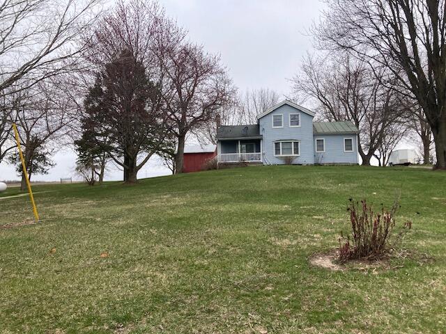 view of front of property featuring a front yard