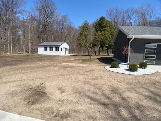 view of yard featuring an outdoor structure